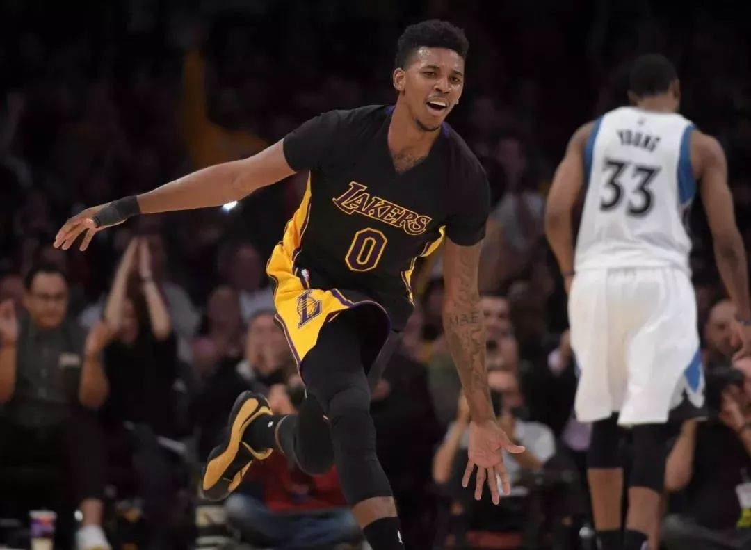 主场穿白底 主场穿白底